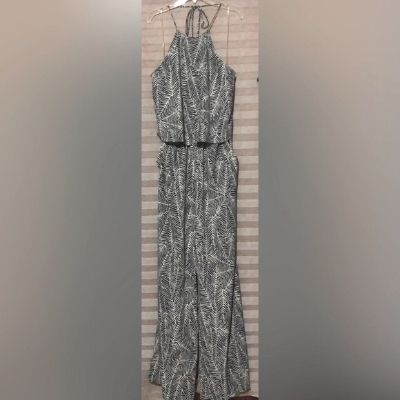 VICI “seeking shade” tropical leaf print pocketed halter jumpsuit w/overlay. L - Picture 11 of 15